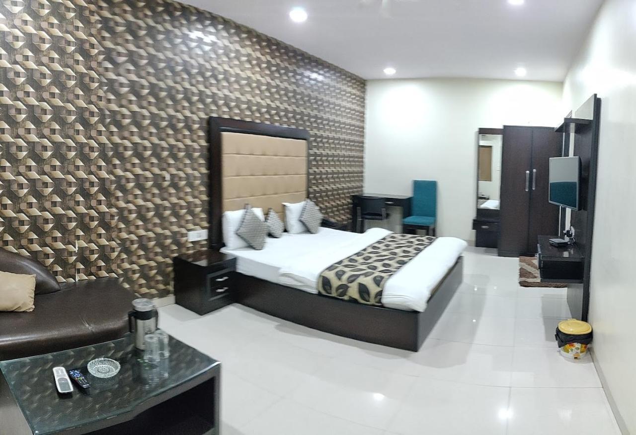 Hotel Mandakini Lush Kanpur Exterior foto