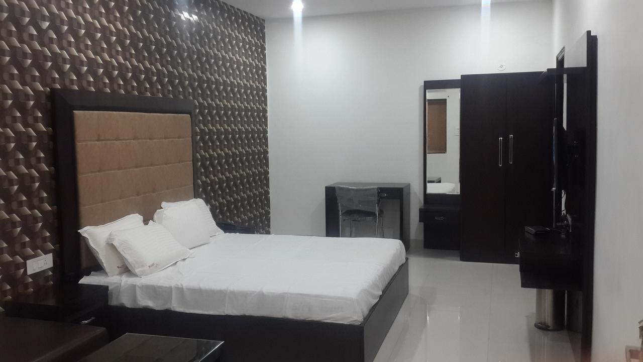 Hotel Mandakini Lush Kanpur Exterior foto